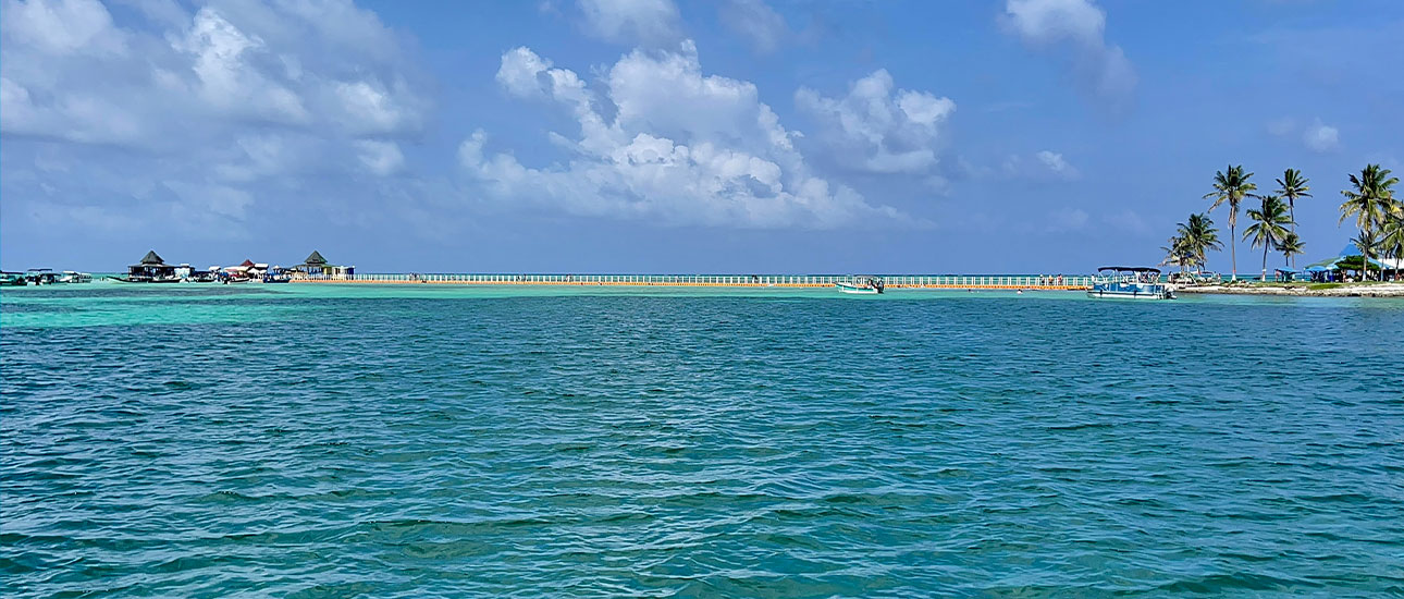 Vista lateral del Puente Flotante en San Andrés Islas, Colombia