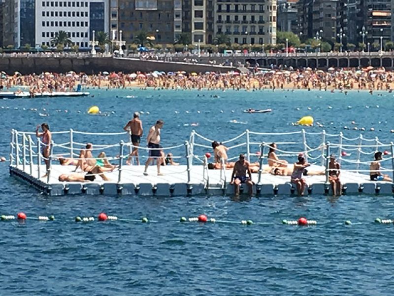 Plataforma flotante para uso de bañistas en aguas abiertas