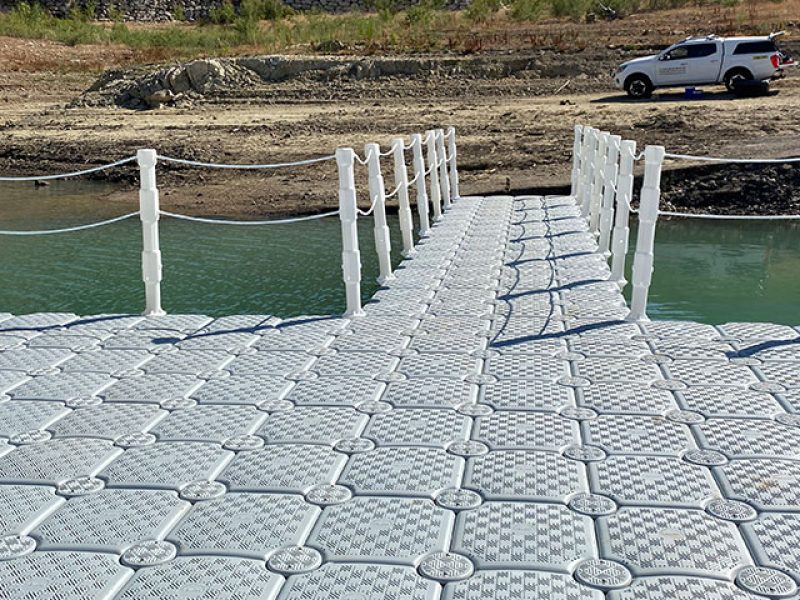Detalle de acceso de plataforma flotante para uso en lago