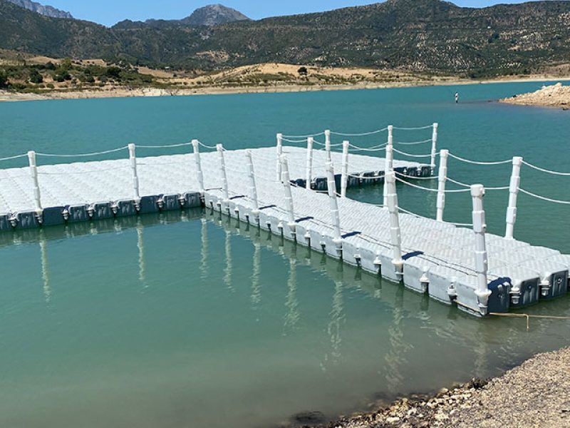 Plataforma flotante para uso en lago
